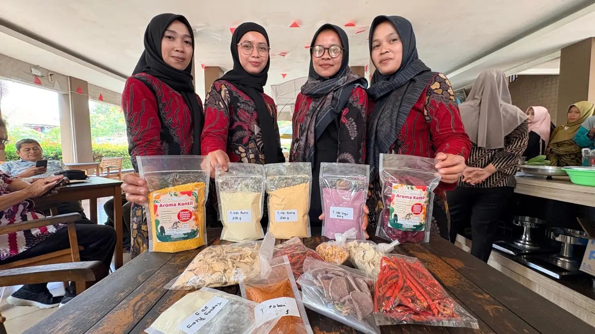 NAIK KELAS: Peserta pelatihan menunjukkan aneka produk olahan pangan lokal berbahan ubi, cabai, dan komoditas pertanian lainnya di Kendal. DPP Kendal mendorong produk pangan lokal memiliki kemasan menarik, nilai jual tinggi, serta dilengkapi sertifikasi halal agar semakin siap dipasarkan. (BUDI SETIYAWAN/RADARSEMARANG.ID)