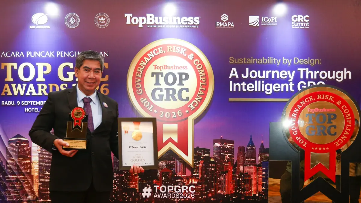 Dirut PT Semen Gresik, Gatot Mardiana menunjukkan penghargaan yang diterima pada ajang TOP GRC (Governance, Risk, and Compliance) Awards 2026 yang digelar di Hotel Raffles, Jakarta, Rabu (9/9).