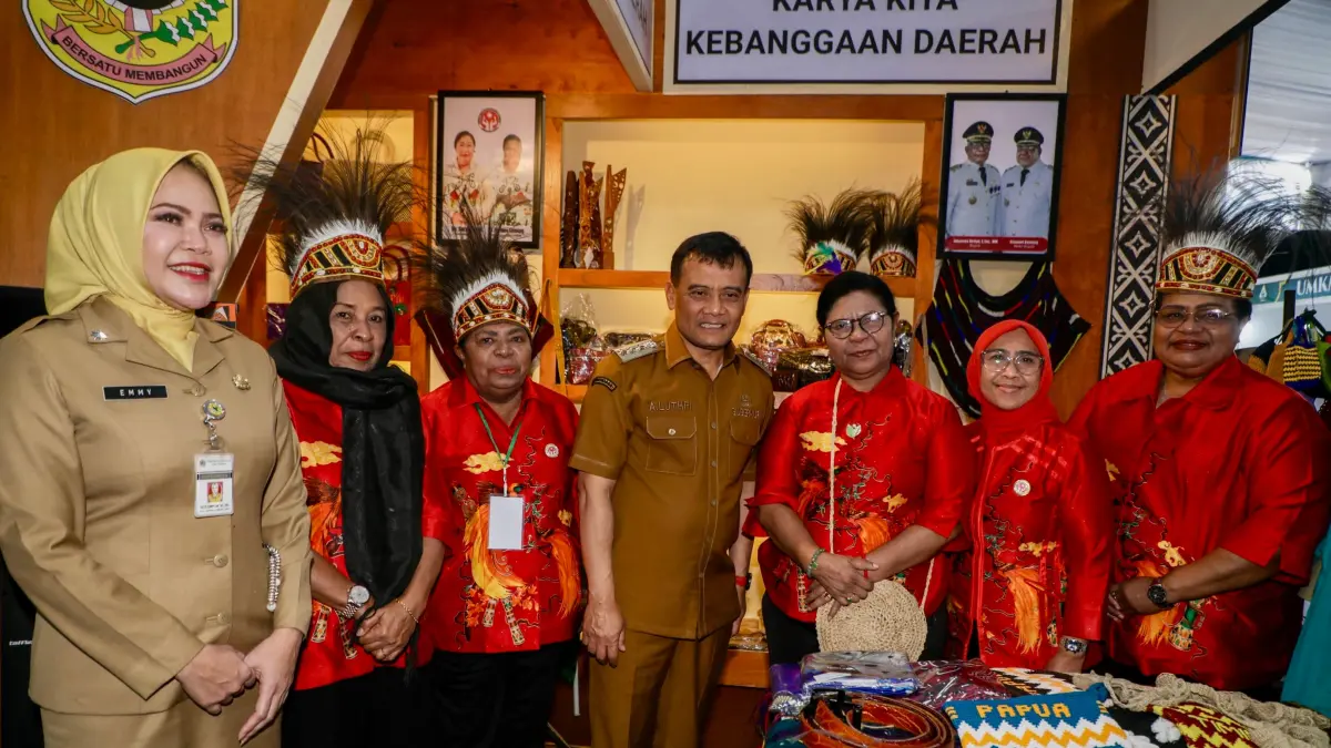 Gubernur Ahmad Luthfi saat mengunjungi salah satu stand di Pemeran Serambi Nusantara