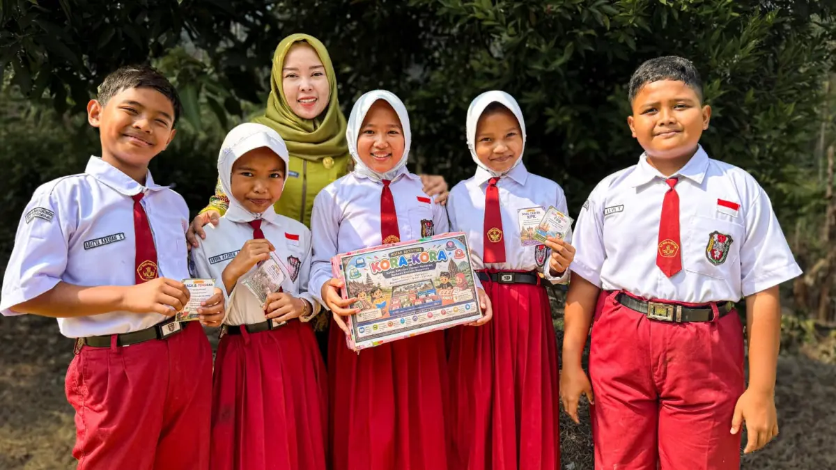 Guru SD Negeri 4 Banyuringin Dewi Nur Laksmi Astutiningtyas, S.Pd., M.Pd bersama peserta didik mengenalkan inovasinya kora-kora dengan kotak bekas untuk pembelajaran.