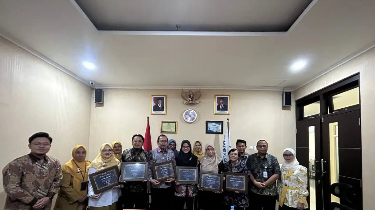 PENGHARGAAN : Penyerahan penghargaan Seva Paramahita Awards ke Faskes Berkomitmen oleh BPJS Kesehatan Cabang Pekalongan. (DOD. HUMAS BPJS KESEHATAN PEKALONGAN)