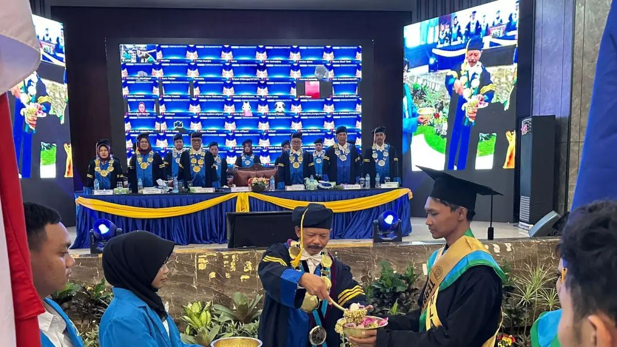 Rektor Universitas Ngudi Waluyo saat Sidang Terbuka Senat Wisuda ke 58 dan lepas 945 wisudawan di Gedung Balai Diponegoro. Selasa (15/9).