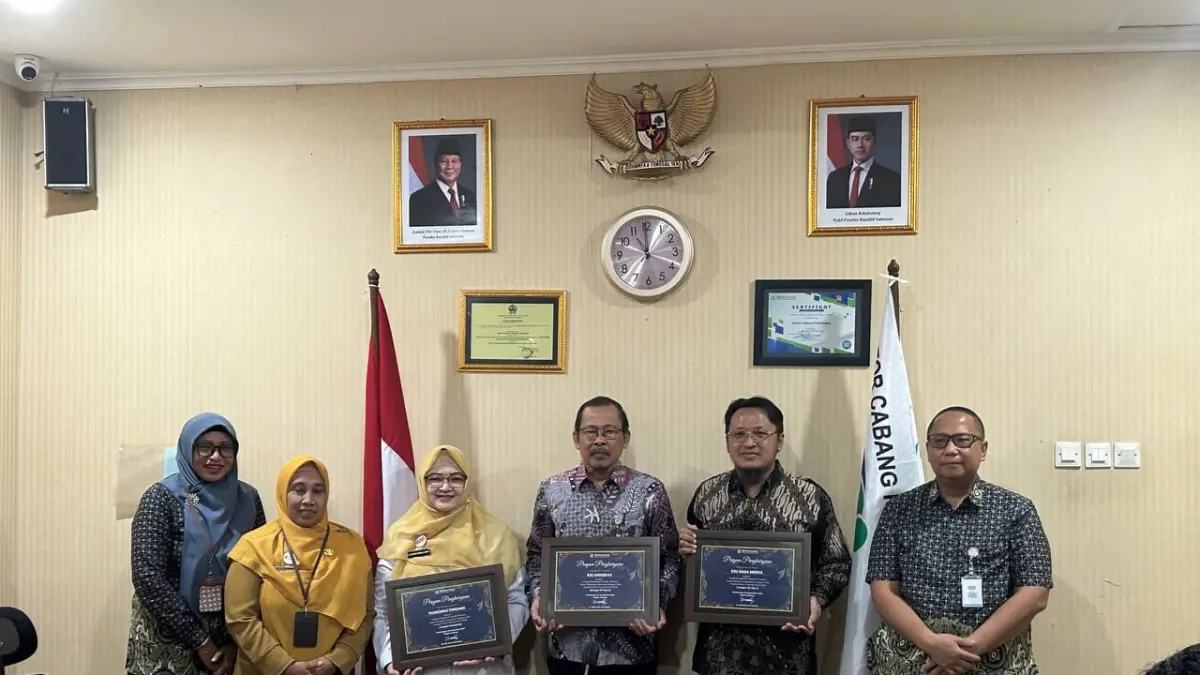 TINGKATKAN PELAYANAN : Penyerahan penghargaan Seva Paramahita Awards ke Faskes Berkomitmen oleh BPJS Kesehatan Cabang Pekalongan. (DOD. HUMAS BPJS KESEHATAN PEKALONGAN)