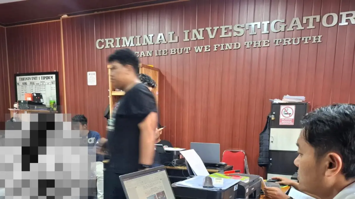 Petugas sedang memeriksa tersangka