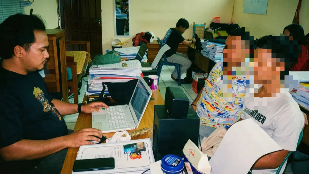 Dua pelaku jambret saat diinterogasi petugas