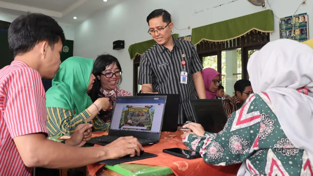 Kabid GTK Dinas Pendidikan Kota Semarang Dr. Miftahudin, S.Pd., M.Si., saat memberikan arahan untuk peningkatan kompetensi guru di SDN Pekunden Semarang.