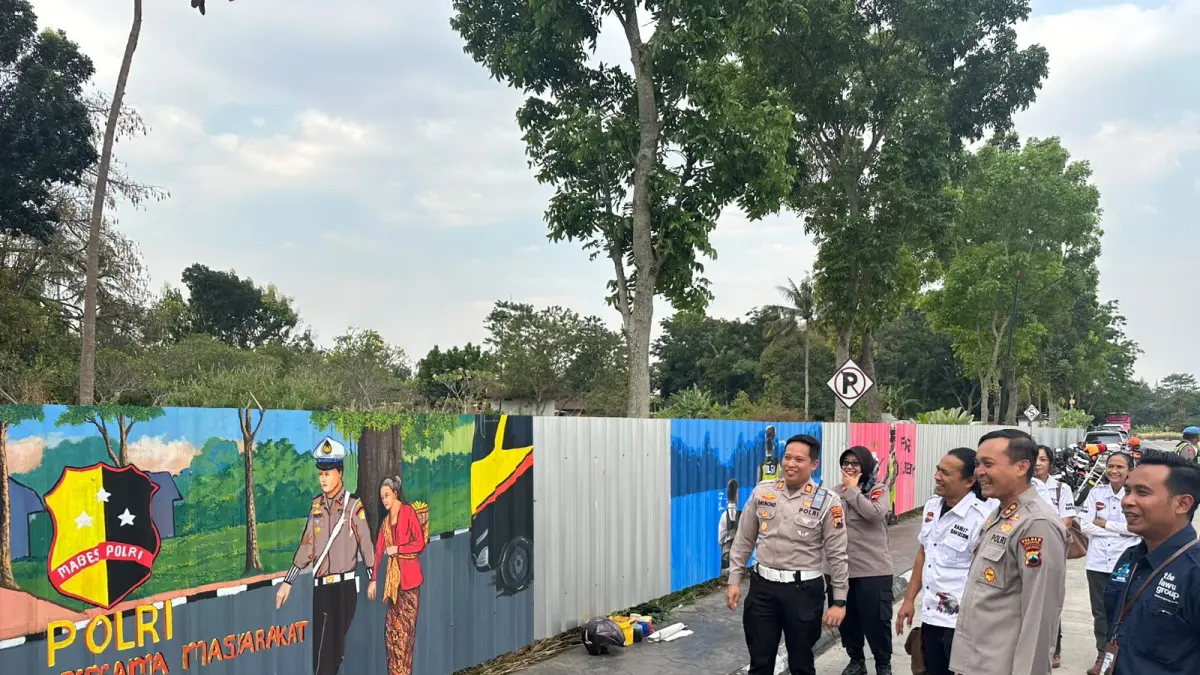 Kapolres Semarang AKBP Heru Dwi Purnomo bersama Kasat Lantas Polres Semarang AKP Raymond Daniel Titaheluw melihat mural hasil karya seniman di halaman Benteng Fort Willem I Ambarawa.
