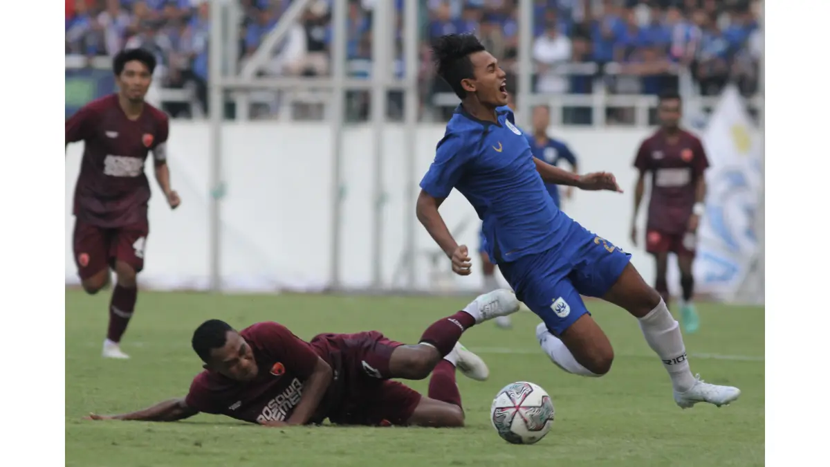 Safrudin Tahar dan Hari Nur Yulianto pernah berduel saat berkostu PSM Makassar dan PSIS Semarang. Keduanya kemungkinan bakal kembali bentrok saat Semen Padang lawan PSIS Semarang. (Dokumentasi Baskoro Septiadi/Jawa Pos Radar Semarang)