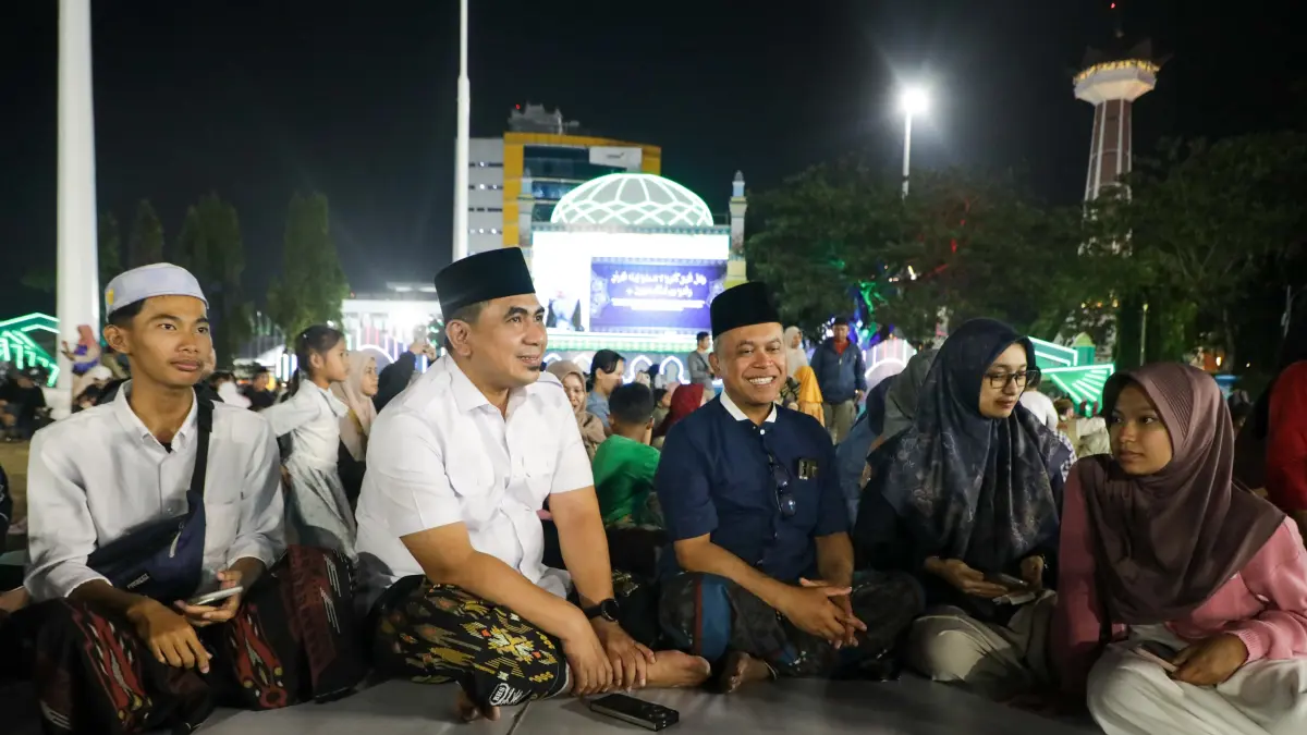 Wakil Gubernur Jawa Tengah Taj Yasin Maimoen bersama masyarakat saat menyaksikan gelaran