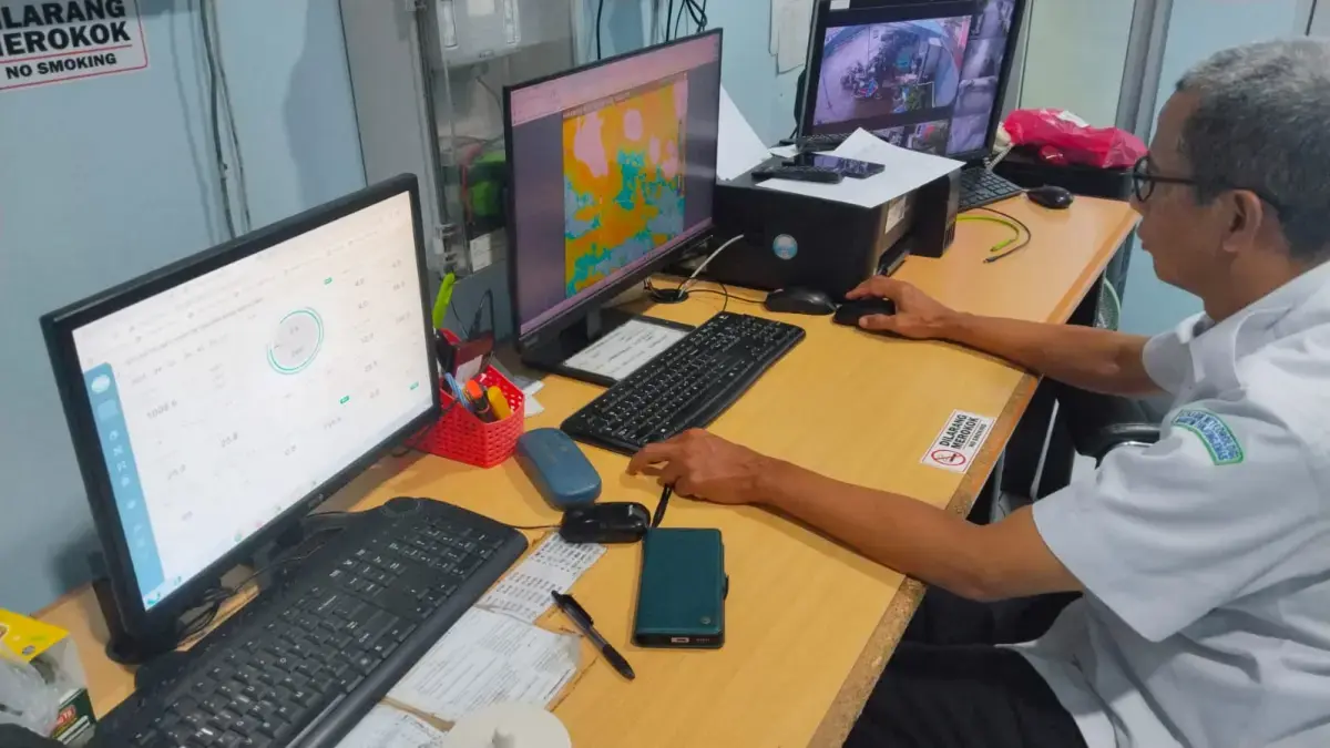 BMKG mengingatkan potensi hujan lebat 18–21 September 2026. Simak daftar wilayah yang perlu waspada terhadap hujan lebat hingga sangat lebat..FIGUR RONGGO WASSALIM/JAWA POS RADAR SEMARANG