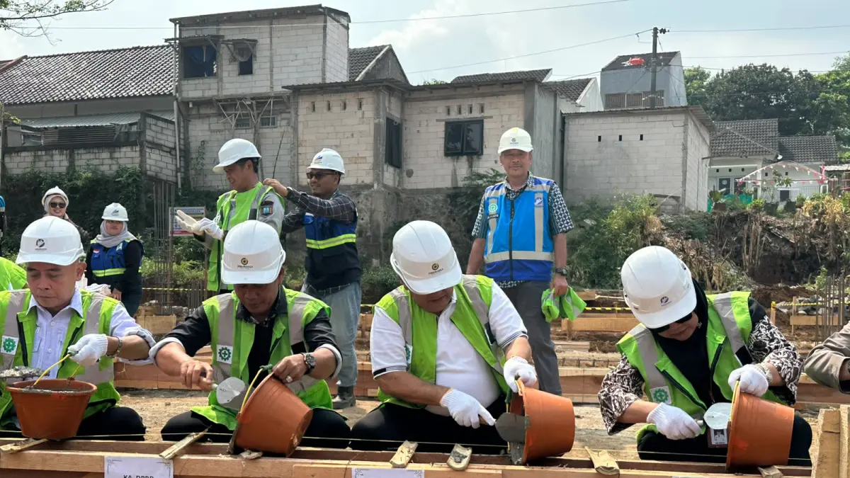 Bupati Semarang Ngesti Nugraha bersama Wakil Bupati Semarang Nur Arifah saat lakukan peletakkan batu pertama atau groundbreaking Gedung Kelurahan Bawen yang terdampak tol Jogja-Bawen.