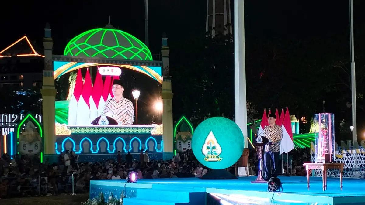 Gubernur Ahmad Luthfi saat penutupan MTQ Nasional XXXI di Lapangan Pancasila Simpang Lima, Sabtu (19/9) malam. (FIGUR RONGGO WASSALIM/JAWA POS RADAR SEMARANG)