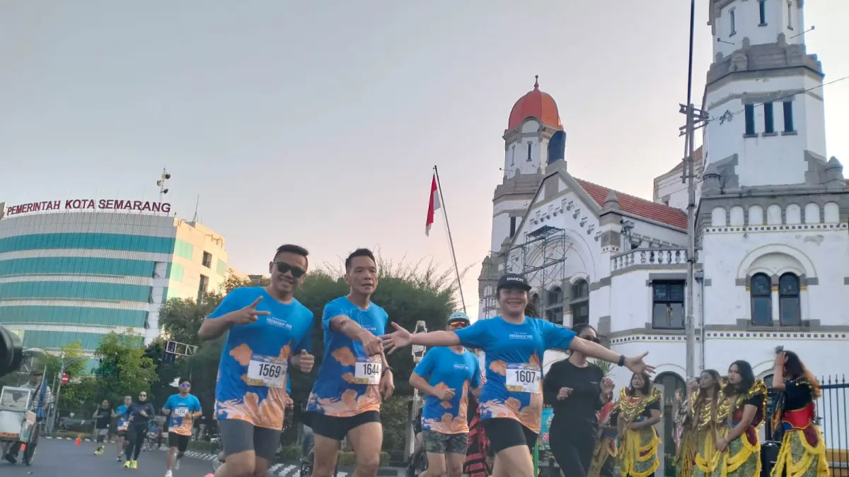 Atraksi seni itu menyambut pelari sekaligus memperkenalkan wajah budaya Kota Semarang. (FIGUR RONGGO WASSALIM)