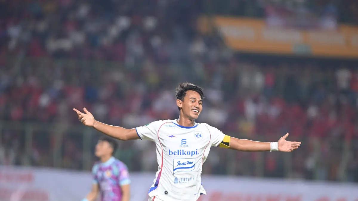 Hari Nur Yulianto mencetak gol penyama kedudukan PSIS ketika menahan imbang Semen Padang 1-1.