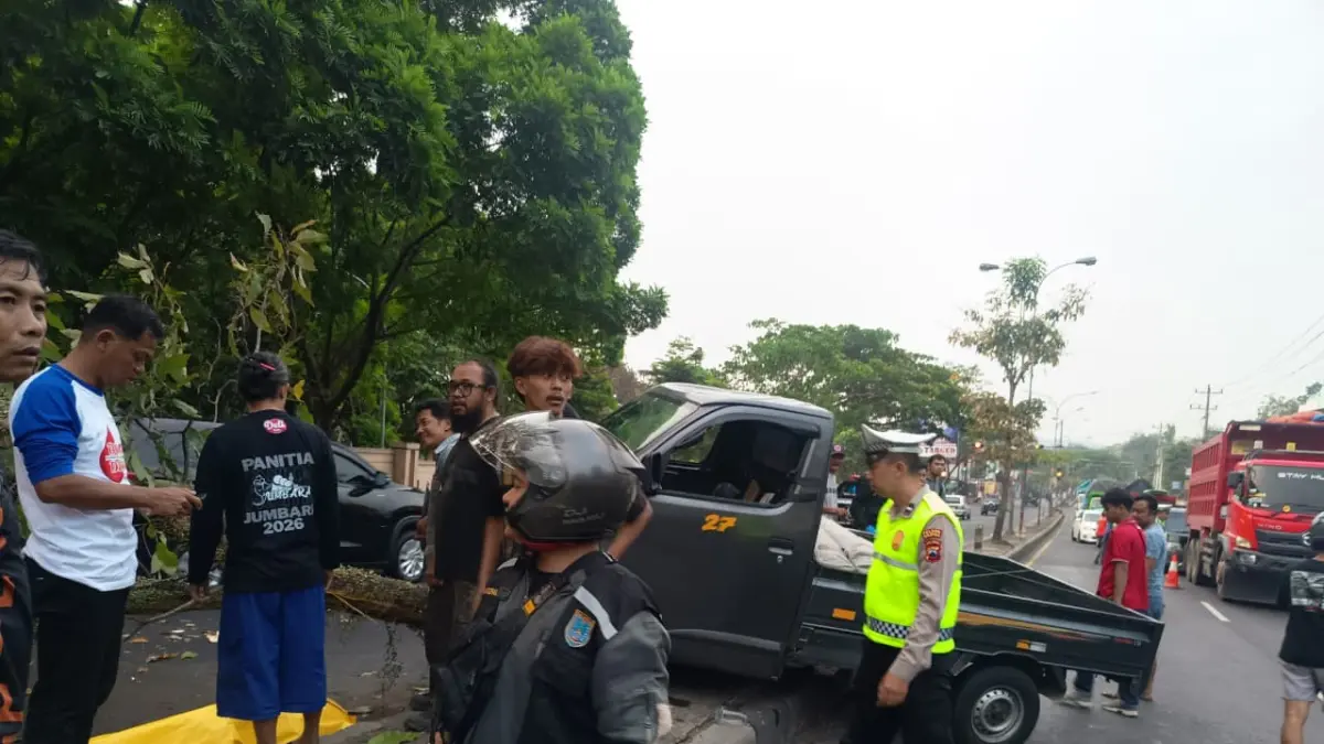 Polisi memeriksa kendaraan yang mengalami kecelakaan