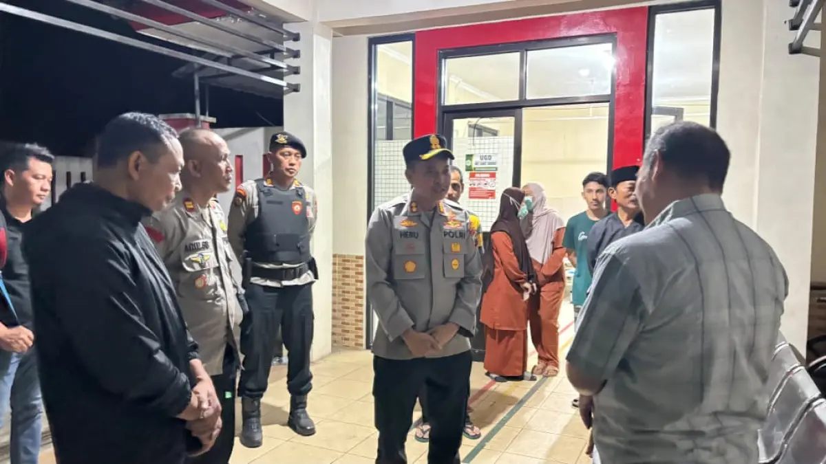Polisi saat mengamankan Puskesmas Kaliwungu yang dipenuhi massa diketahui hendak mengeroyok pelaku penjambretan yang sedang dirawat usai dikroyok warga.
