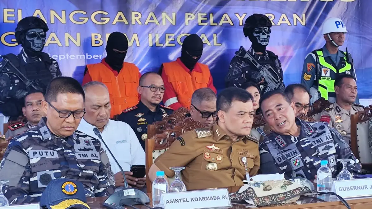 Jajaran TNI AL menggagalkan pengangkutan Bahan Bakar Minyak (BBM) ilegal jenis solar di perairan Semarang.