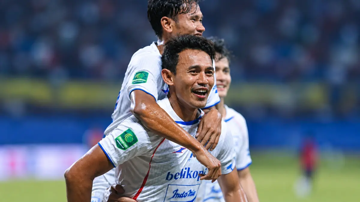 Legenda hidup PSIS Semarang, Hari Nur Yulianto merayakan gol usai membobol gawang Semen Padang, gol pertama setelah kembali memperkuat Mahesa Jenar. (ist)