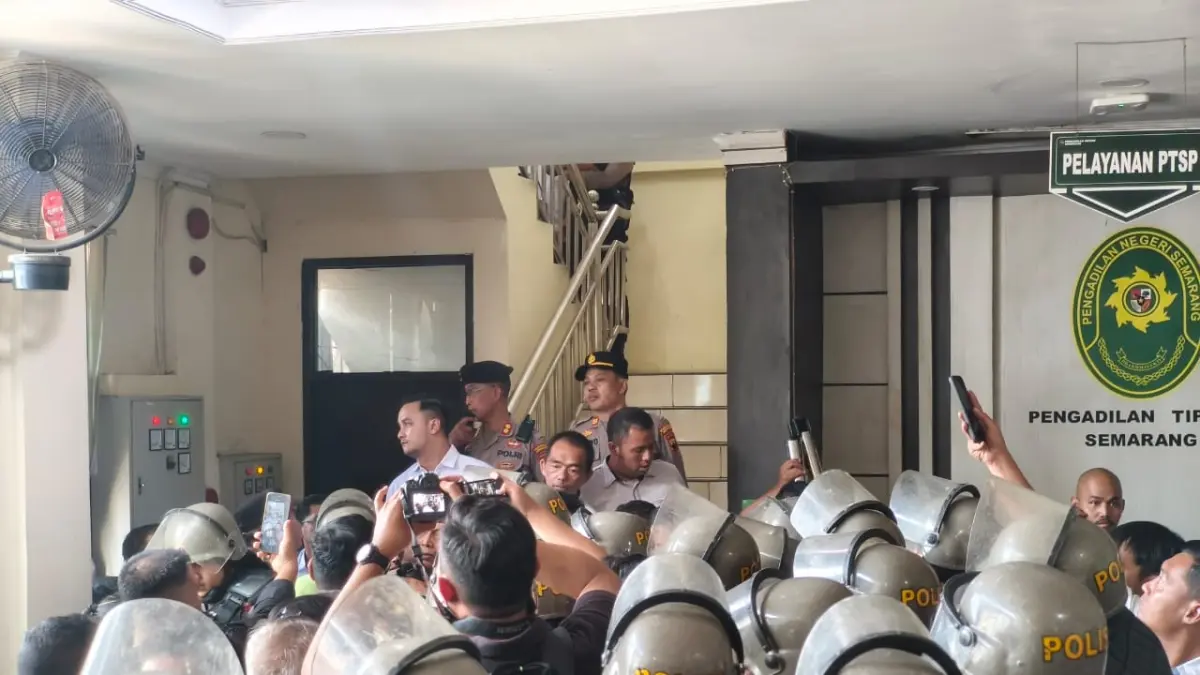 Massa pendukung Sudewo mengepung Jaksa KPK di Gedung Pengadilan Tipikor Semarang, Senin (21/9/2026). IDA FADILAH/JAWA POS RADAR SEMARANG