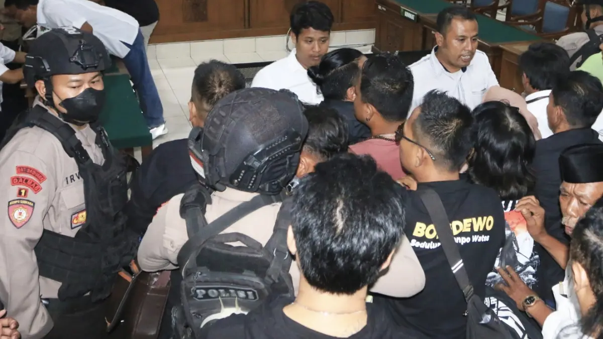 Massa Sudewo berupaya menerobos ruang sidang hingga rusak pagar pembatas, Senin (21/9/2026). (NUR CHAMIM/JAWA POS RADAR SEMARANG)