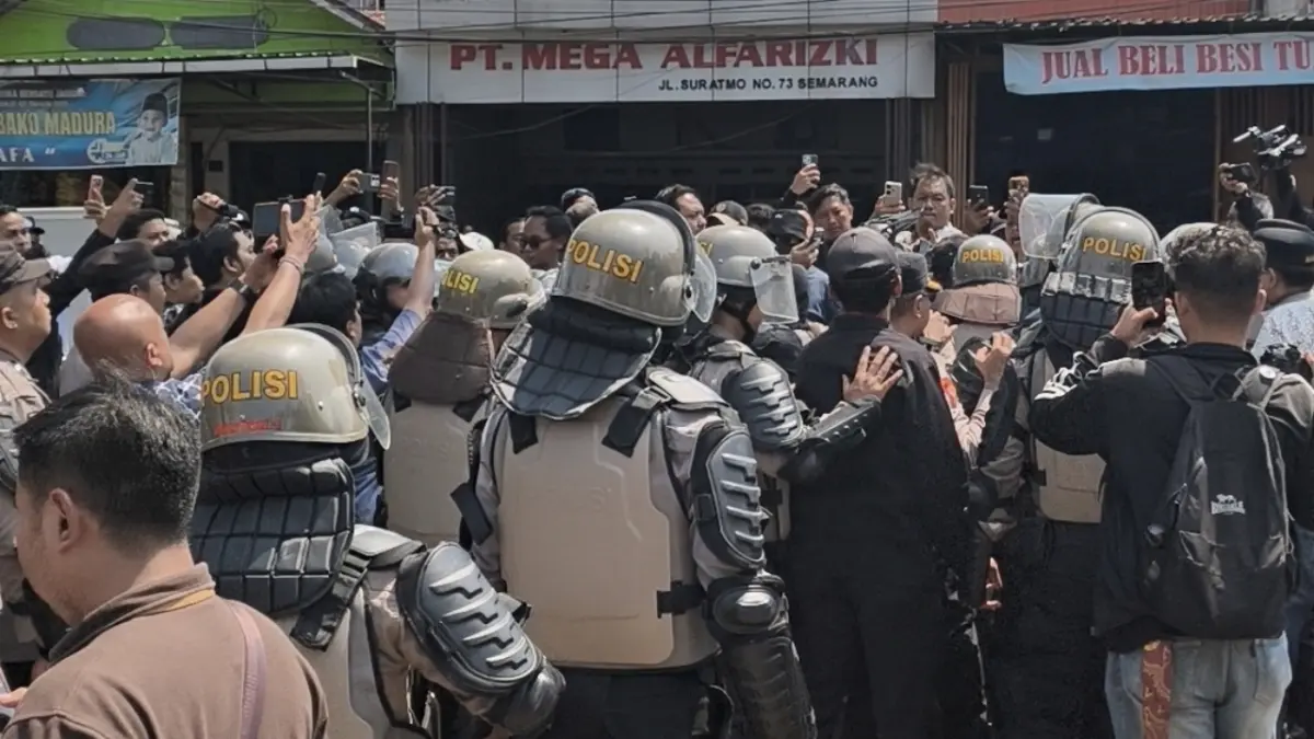 Menjelang tuntutan Bupati Pati nonaktif Sudewo, massa pro dan kontra sempat ricuh di Jalan Suratmo, Senin (21/9/2026) (IDA FADILAH/JAWA POS RADAR SEMARANG)