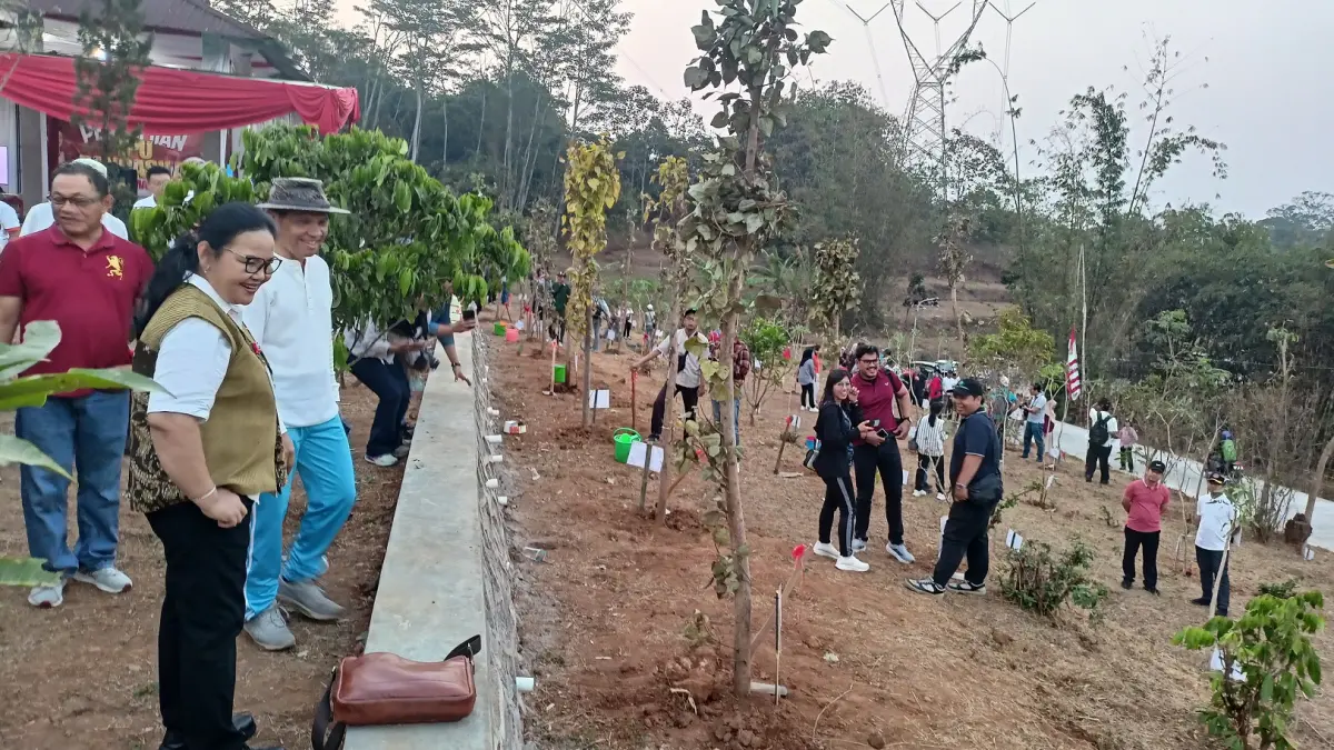 RESMIKAN TPU : Wali Kota Semarang, Agustina Wilujeng ketika meresmikan TPU Pancasila di Kampung Malon, Gunungpati