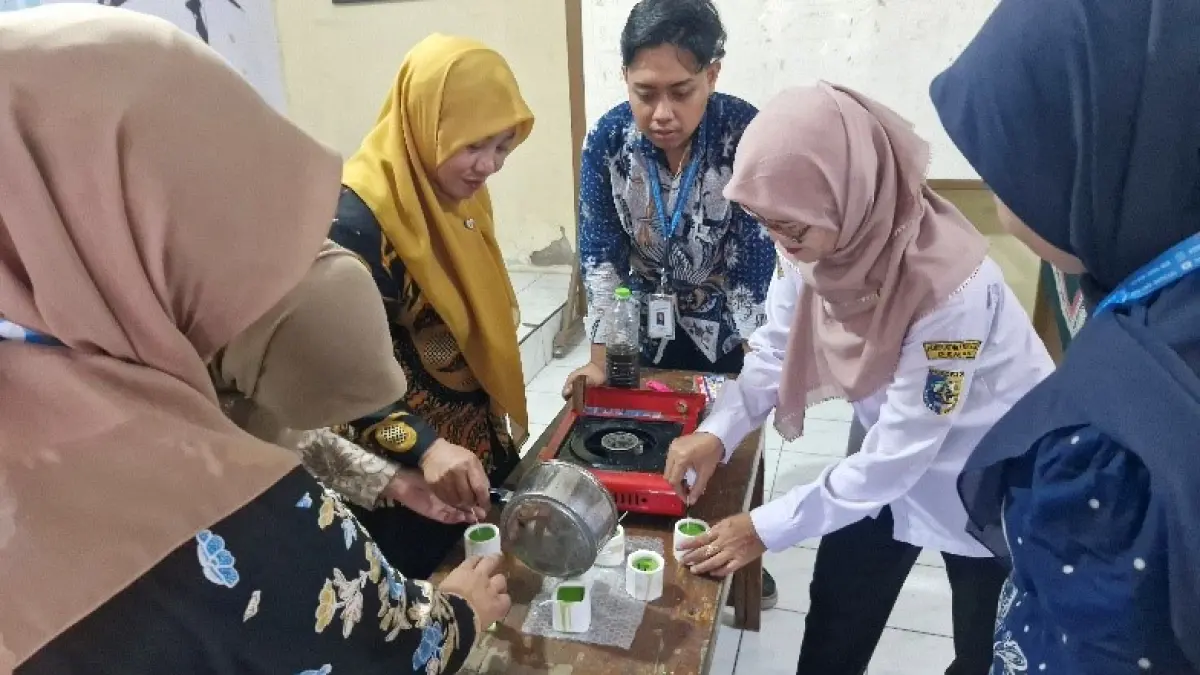 Peserta mempraktikkan pemanfaatan minyak jelantah menjadi lilin aromaterapi ramah lingkungan dalam kegiatan Zero Waste Kitchen di Balai Desa Pecuk, Kecamatan Mijen, Demak. (Dok PPG UMK)