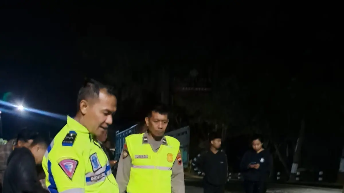 Tim Satlantas Polres Semarang saat melakukan olah TKP usai kecelakaan di jalur Getasan menuju Kopeng.