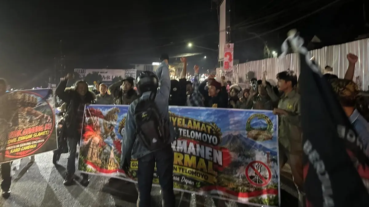 Aksi tolak geotermal Gunung Ungaran dilakukan aliansi yang tergabung dalam Jateng Guyub di depan RTH Bandungan.