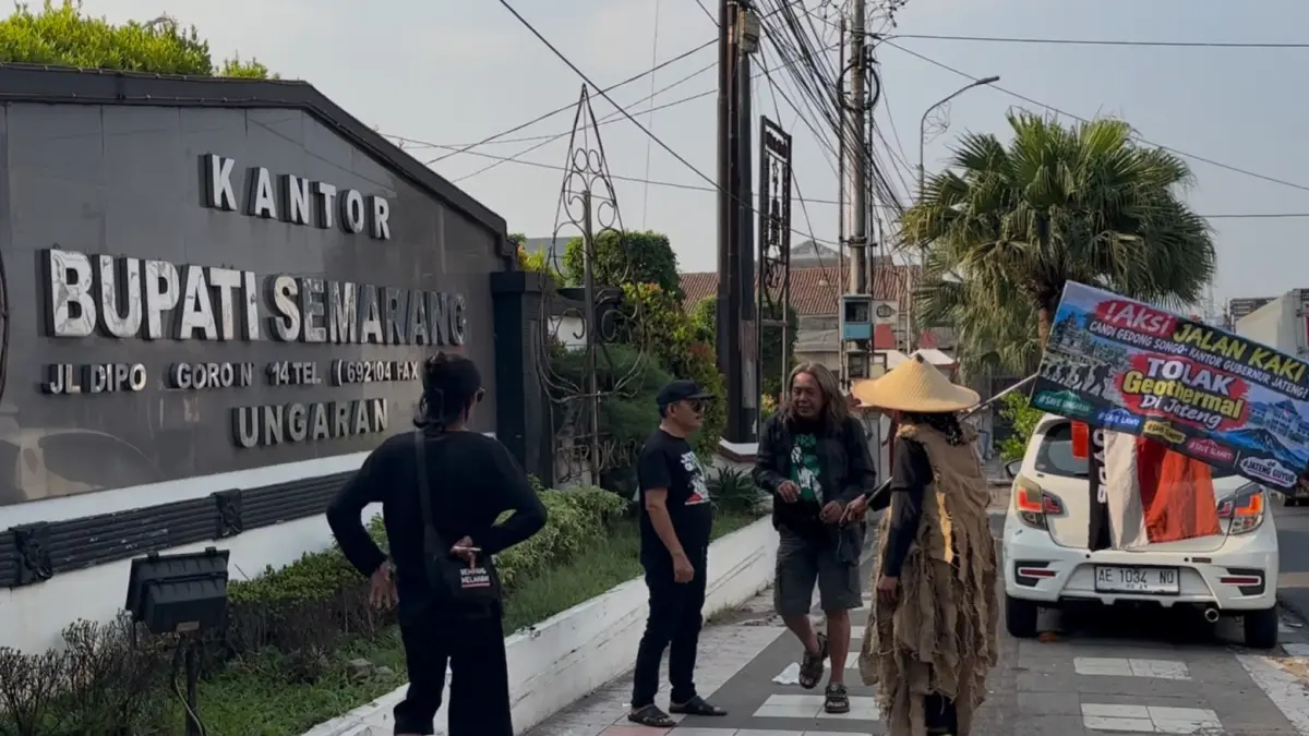 Aliansi Jateng Guyub saat melakukan orasi di depan Kantor Bupati Semarang. Rabu (23/9).