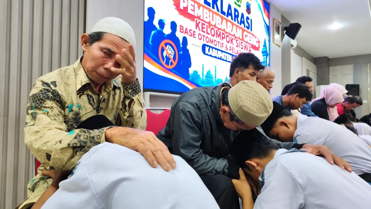 Anak terlibat tawuran minta maaf kepada orang tuanya disela deklarasi pembubaran geng tawuran pelajar di Mapolres Demak.(wahibpribadi)