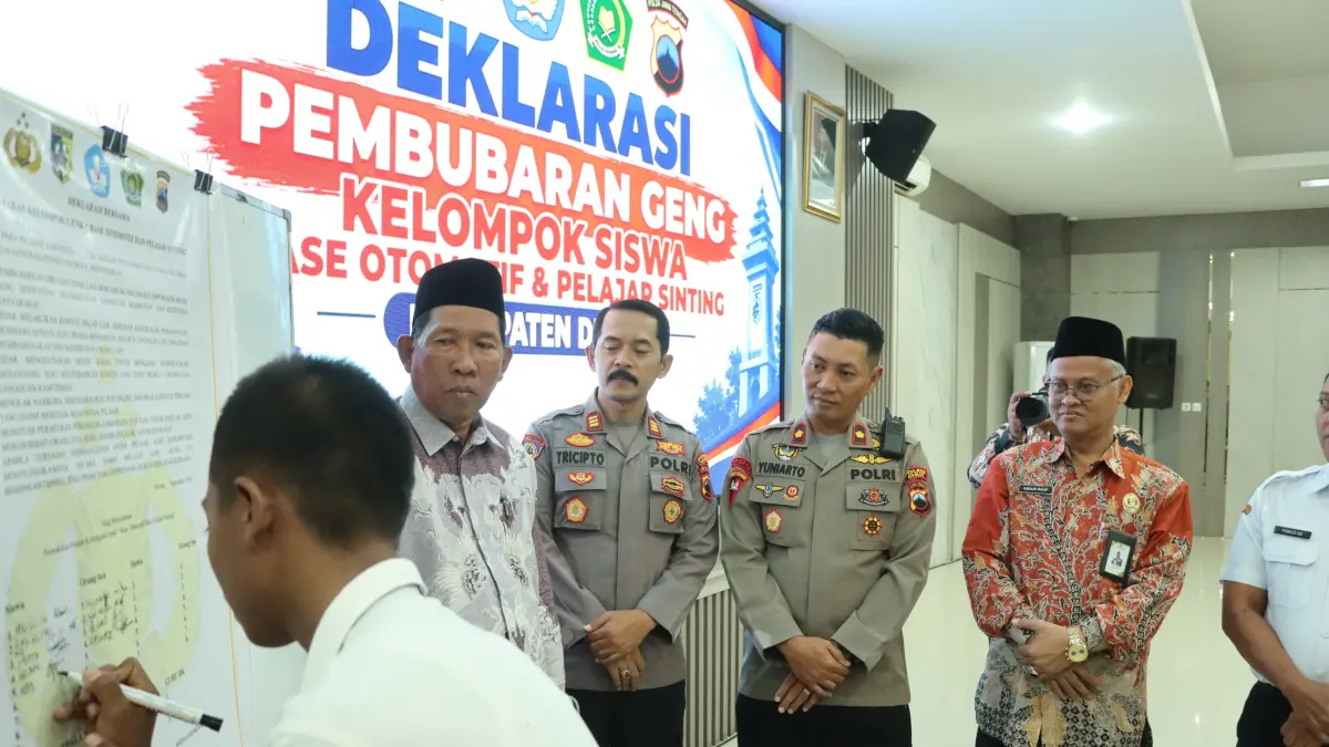 Anak terlibat tawuran minta maaf kepada orang tuanya disela deklarasi pembubaran geng tawuran pelajar di Mapolres Demak.(wahibpribadi)