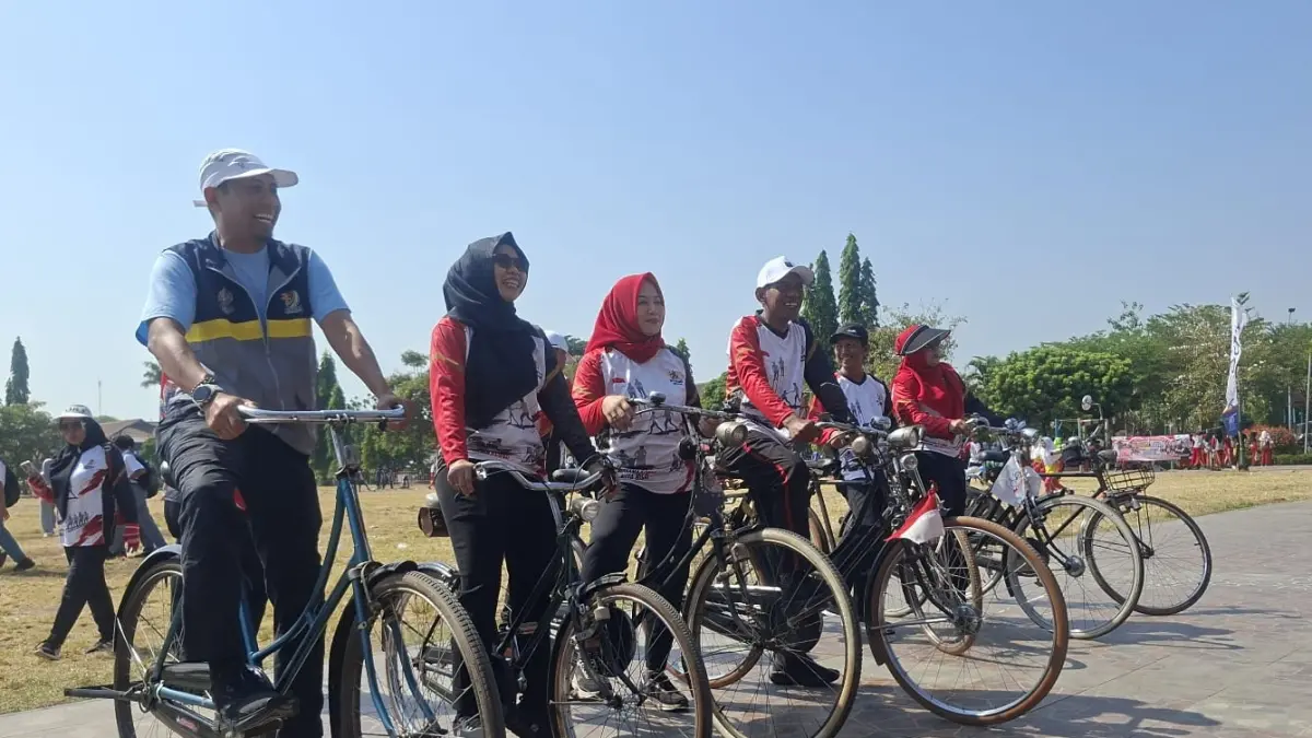 Bupati Demak dr Eistianah menaiki sepeda ontel jadul dalam pembukaan Forkab 2026 di Alun-Alun Demak.(wahibpribadi)