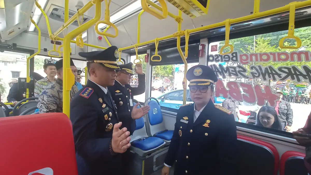 CEK ARMADA : Wali Kota Semarang, Agustina Wilujeng ketika meresmikan dua bus listrik untuk armada Trans Semarang / ADENNYAR WYCAKSONO/ JAWA POS RADAR SEMARANG