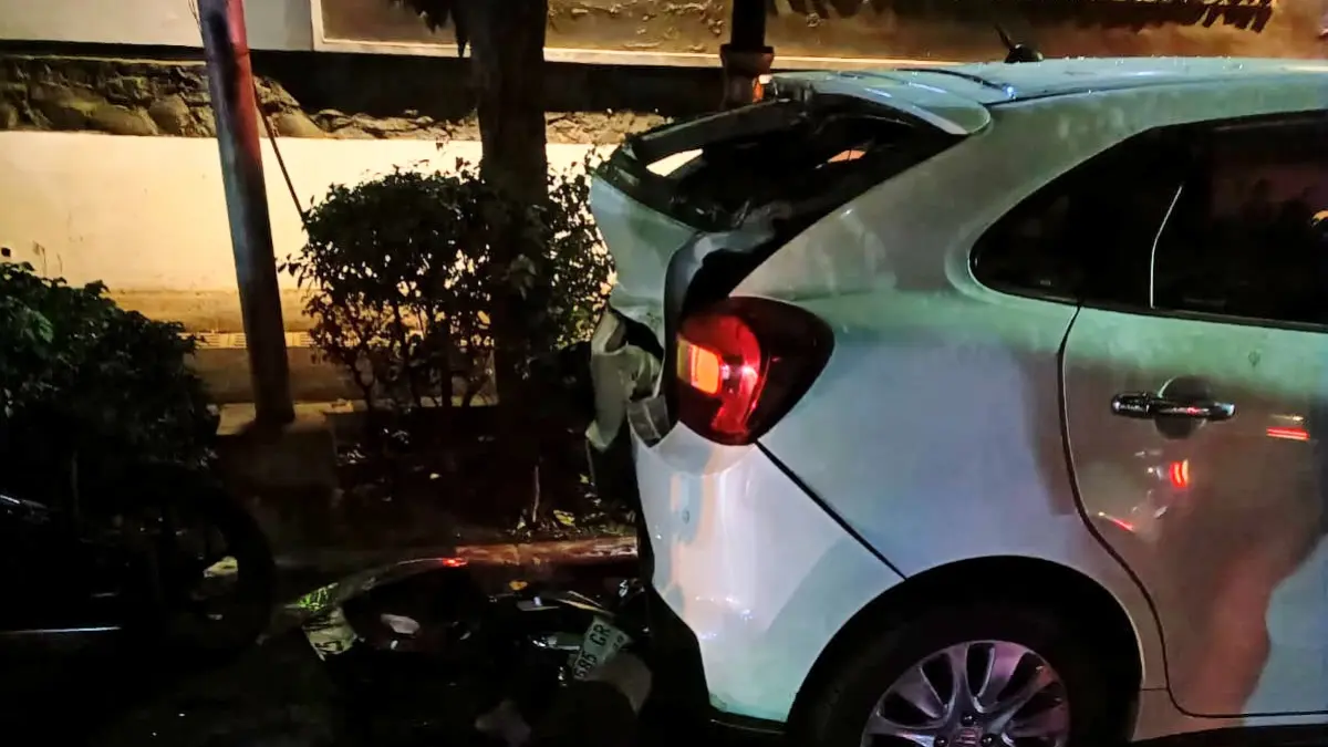Kendaraan yang terlibat kecelakaan dan korban tergeletak disamping mobil dalam kondisi meninggal, Rabu (23/9/2026).