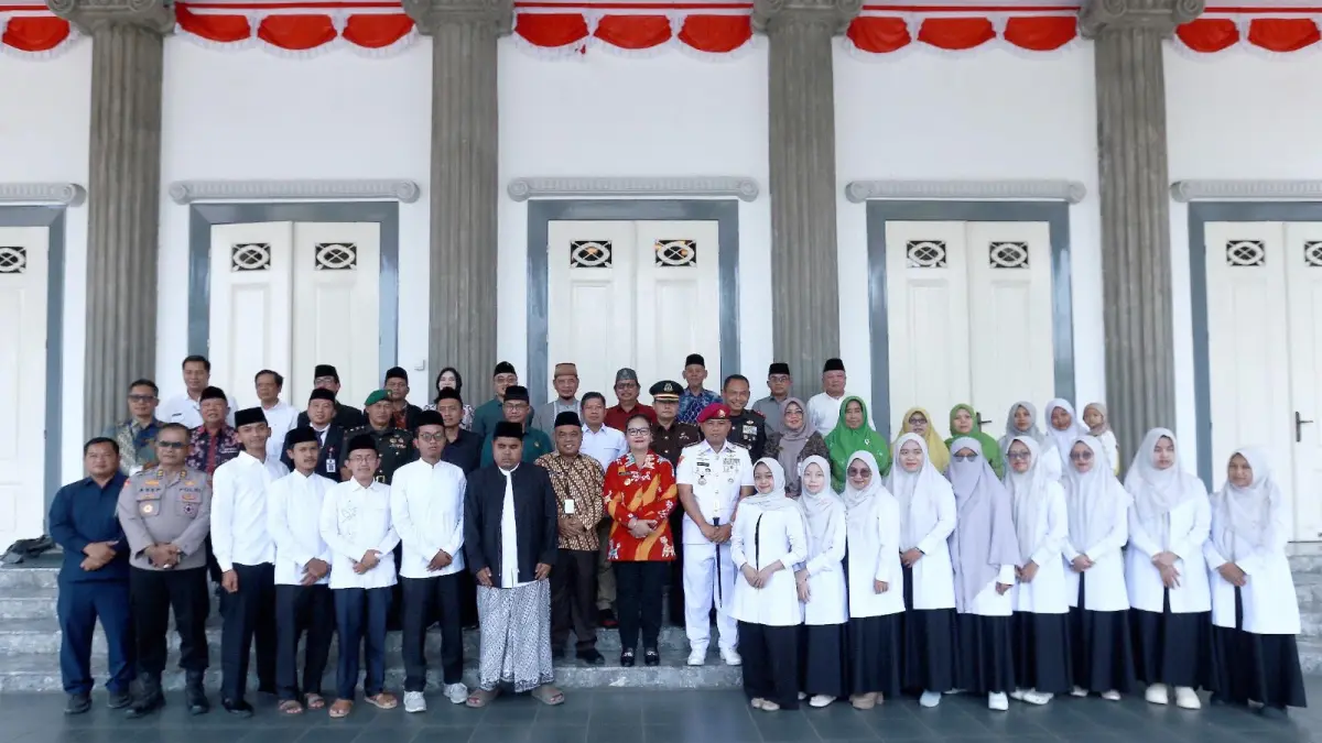 Wali Kota Semarang Agustina Wilujeng menerima silaturahmi 16 anggota kafilah MTQ asal Kota Semarang di Lobby Balai Kota Semarang, Rabu (23/9/2026). (prokompim kota semarang)