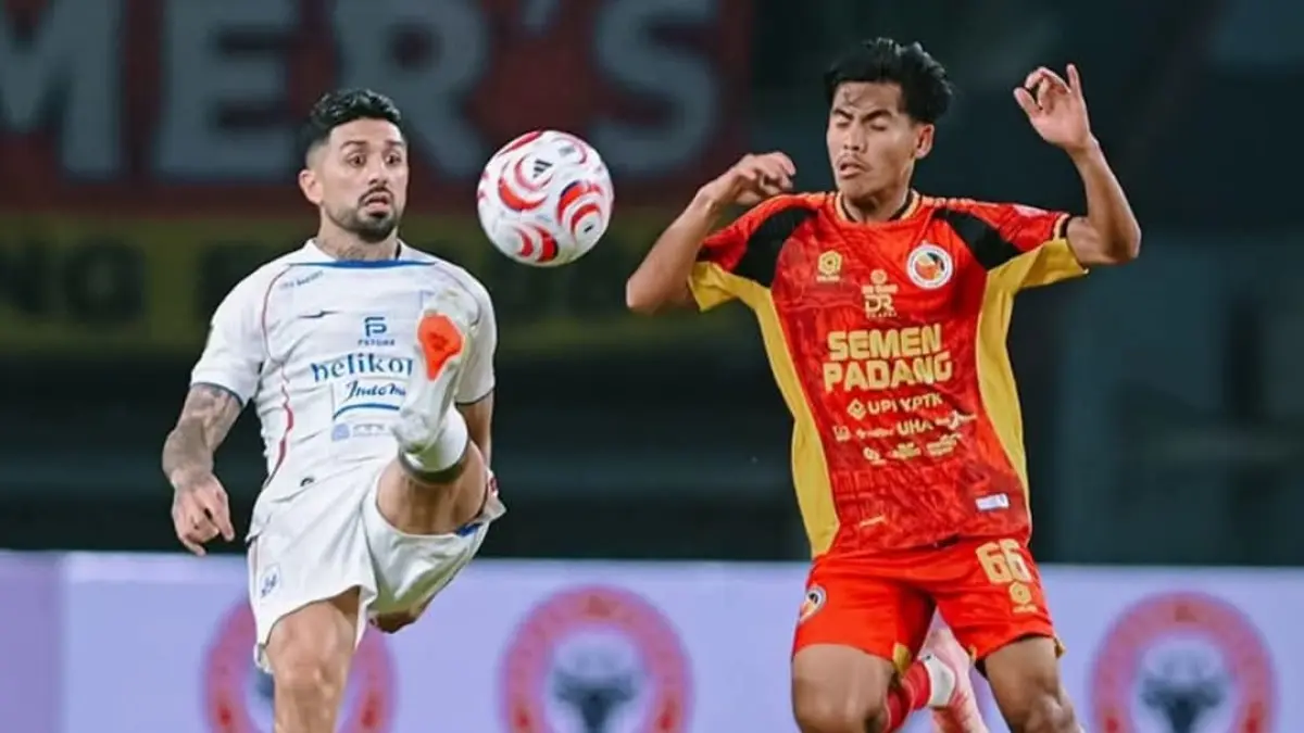 Jonathan Bustos, pemain PSIS Semarang terlibat petebutan bola dengan pemain Semen Padang. (ist)