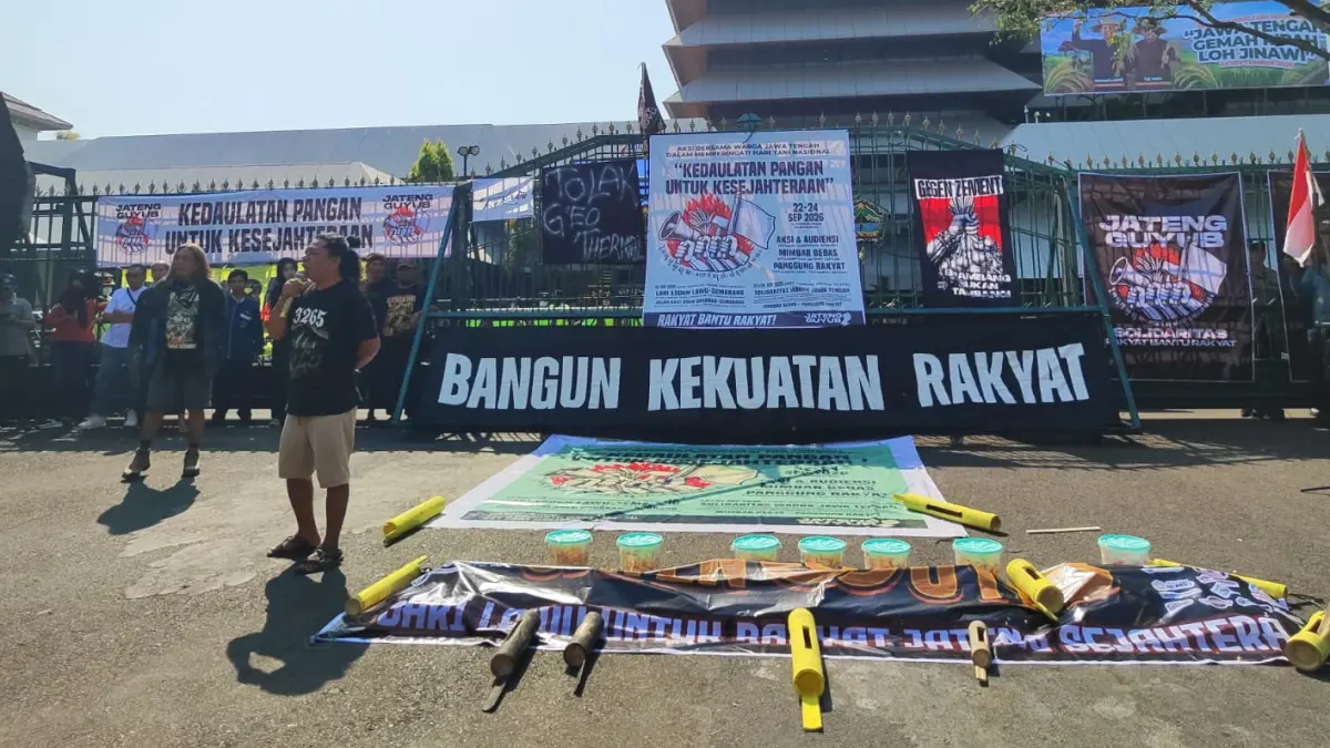 Massa aksi Jateng Guyub melakukan orasi di depan Kantor Gubernur Jateng.