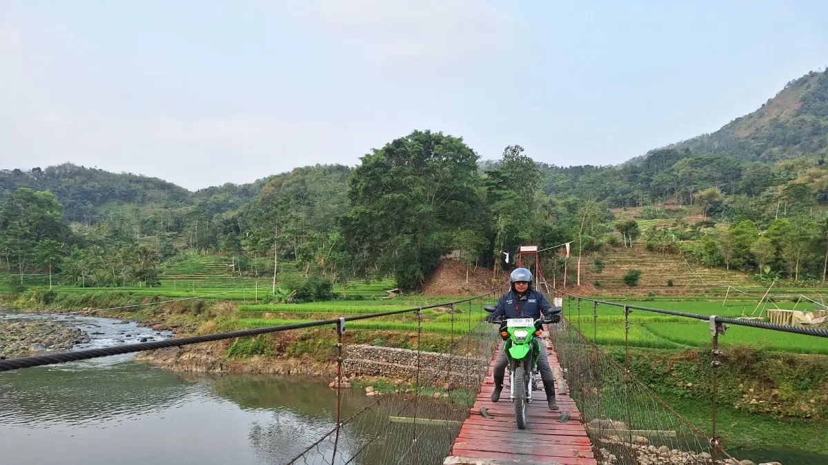 Menembus Pegunungan, Mantri BRI Setia Dampingi Warga Garut Selatan