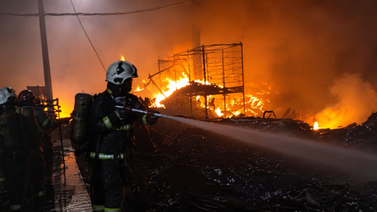 Personil Damkar melakukan upaya pemadaman api kebakaran di gudang pabrik perakitan sepeda di Genuk, Kamis (24/9/2026).