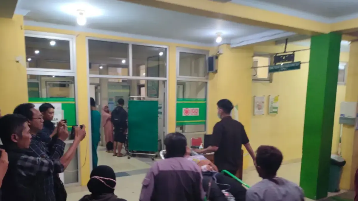 Ratusan siswa sekolah dasar (SD), taman kanak-kanak (TK), guru, hingga orang tua murid diduga mengalami keracunan menu MBG. (Riyan Fadli)