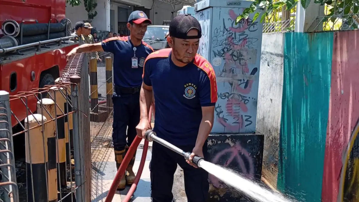 Semprot trotoar yang bau pesing