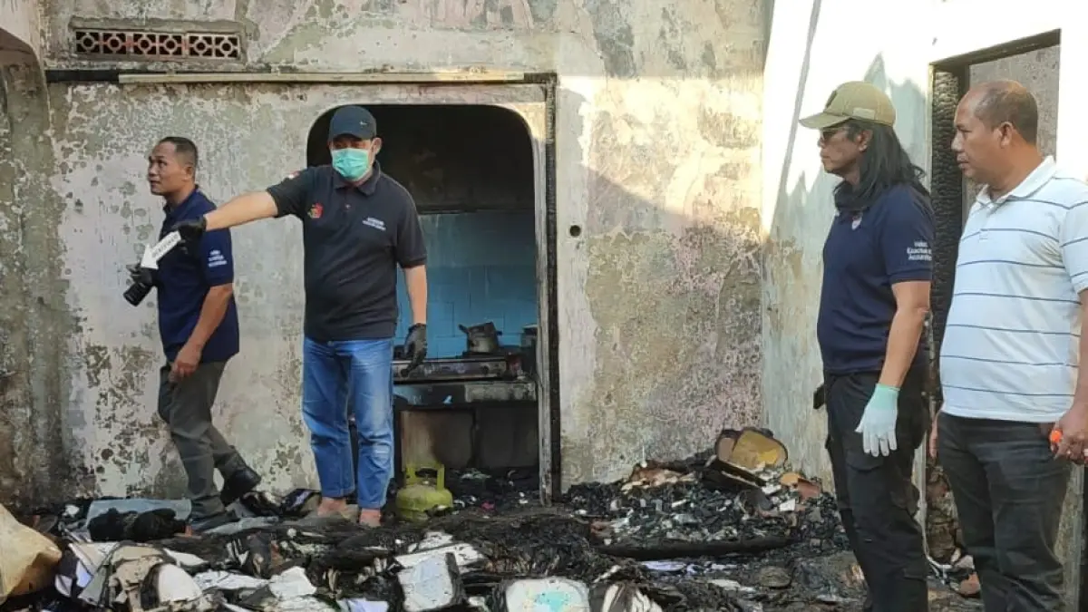 Tim Inafis Polrestabes Semarang bersama Polsek Semarang Barat mendatangi rumah Masarudin yang hangus terbakar, Kamis (24/6/2026)