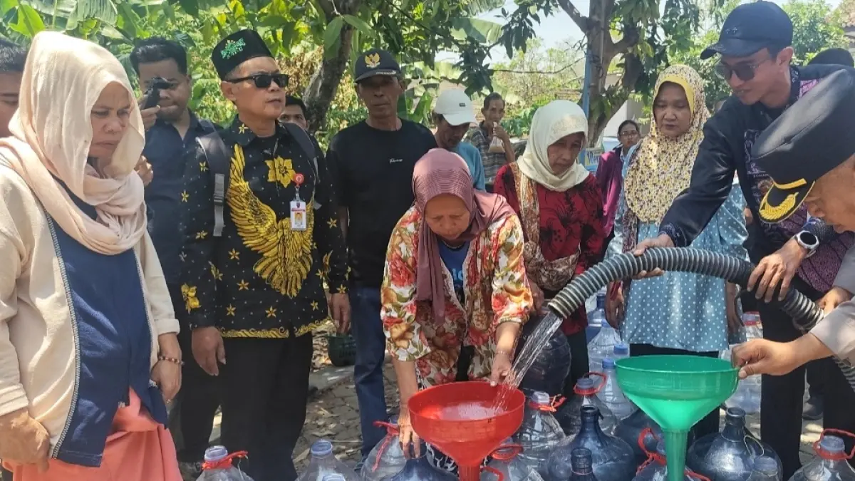 Warga RW 4 Jabungan Kecamatan Banyumanik mengantre mendapatkan bantuan Aris bersih dari kepolisian, Kamis (24/9/2026).