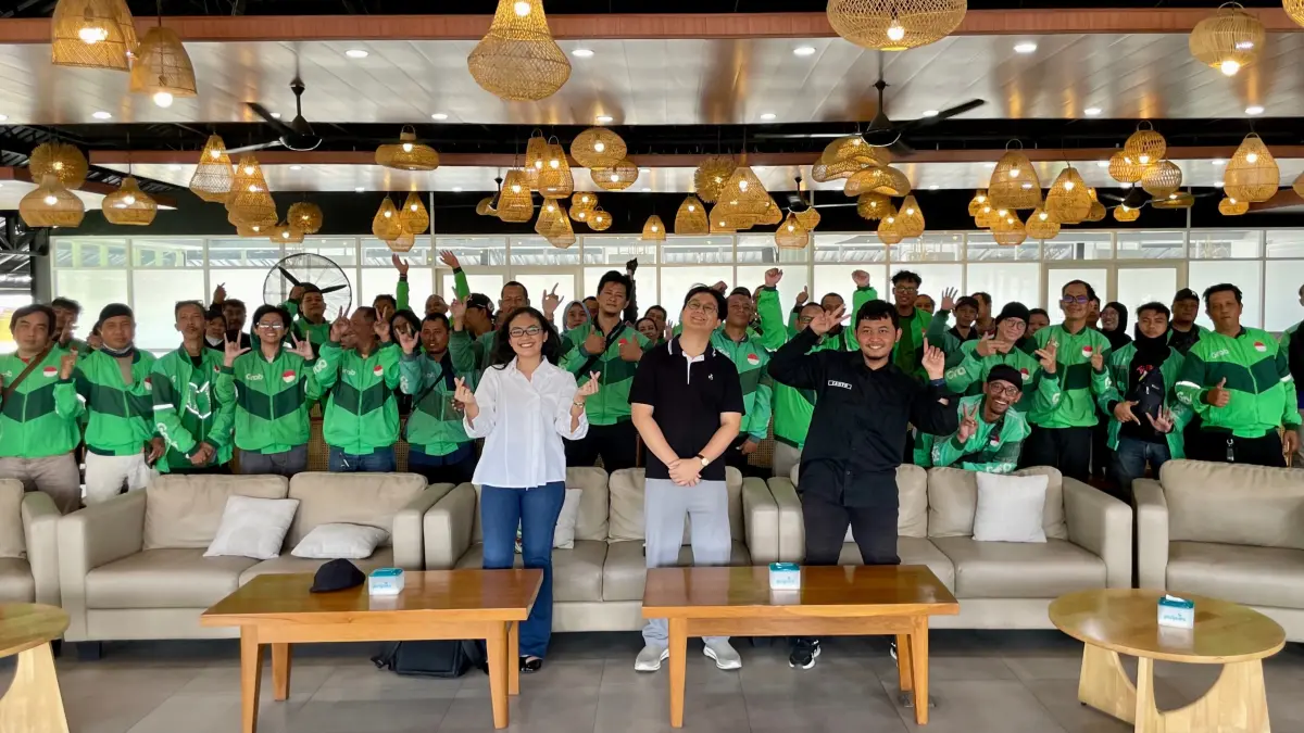 Dalam rangka memperingati Hari Bahasa isyarat Internasional (HBII), Mitra Pengemudi Semarang mengikuti edukasi bahasa isyarat melalui rangkaian Kopdar Spesial HBII 2026. Kegiatan ini menjadi ruang temu bagi Mitra Pengemudi untuk saling berbagi pengalaman, menyampaikan aspirasi, dan membangun interaksi sesama Mitra.