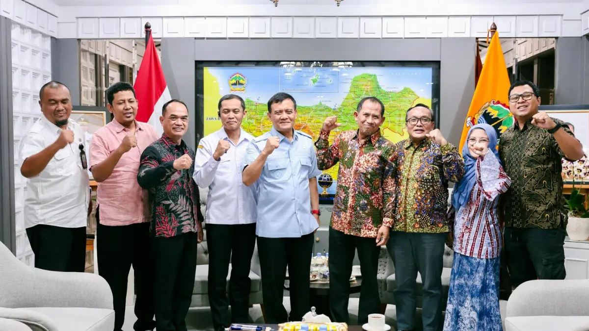 KUATKAN SINERGI: Gubernur Jateng Ahmad Luthfi berfoto bersama jajaran manajer Jawa Pos Radar Semarang usai beradiensi, Rabu (23/9). (Khafifah Arini Putri/Jawa Pos Radar Semarang)