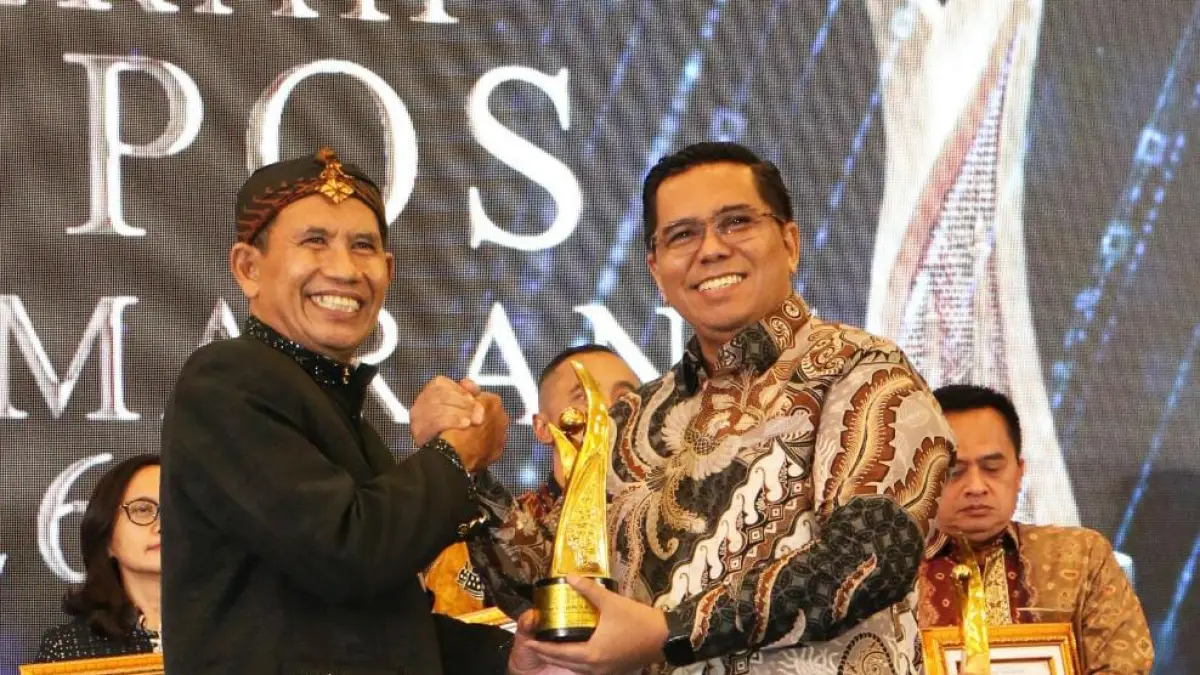 Imron Cahyadi menerima penghargaan dari direktur Radar Semarang
