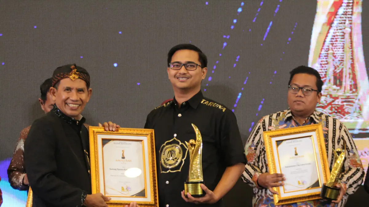 Perwakilan Karang Taruna menerima penghargaan dari Jawa Pos Radar Semarang