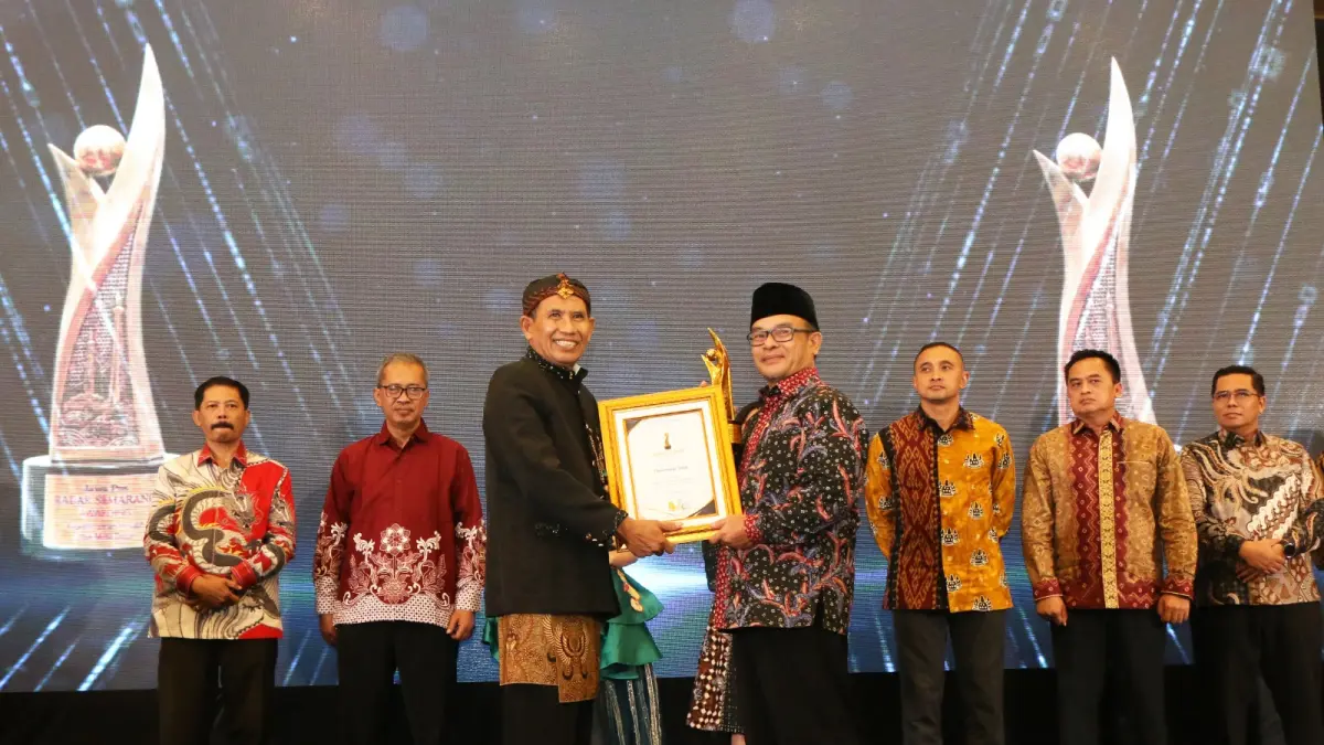 Rektor Untidar Prof Sugiyarto menerima penghargaan Anugerah Jawa Pos Radar Semarang 2026 di Patra Semarang Hotel, Jumat (25/6/3026). (Nur Chamim/Jawa Pos Radar Semarang)