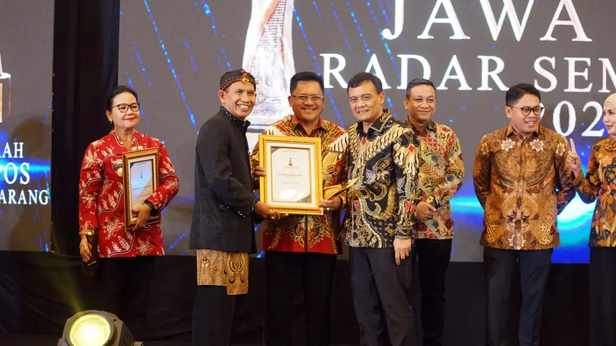 Wali kota dr Robby Hernawan SpOG Menerima Penghargaan